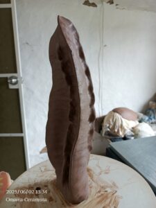 Lee más sobre el artículo Tallando una obra afinando formas. Modelado a partir de un bloque de arcilla
