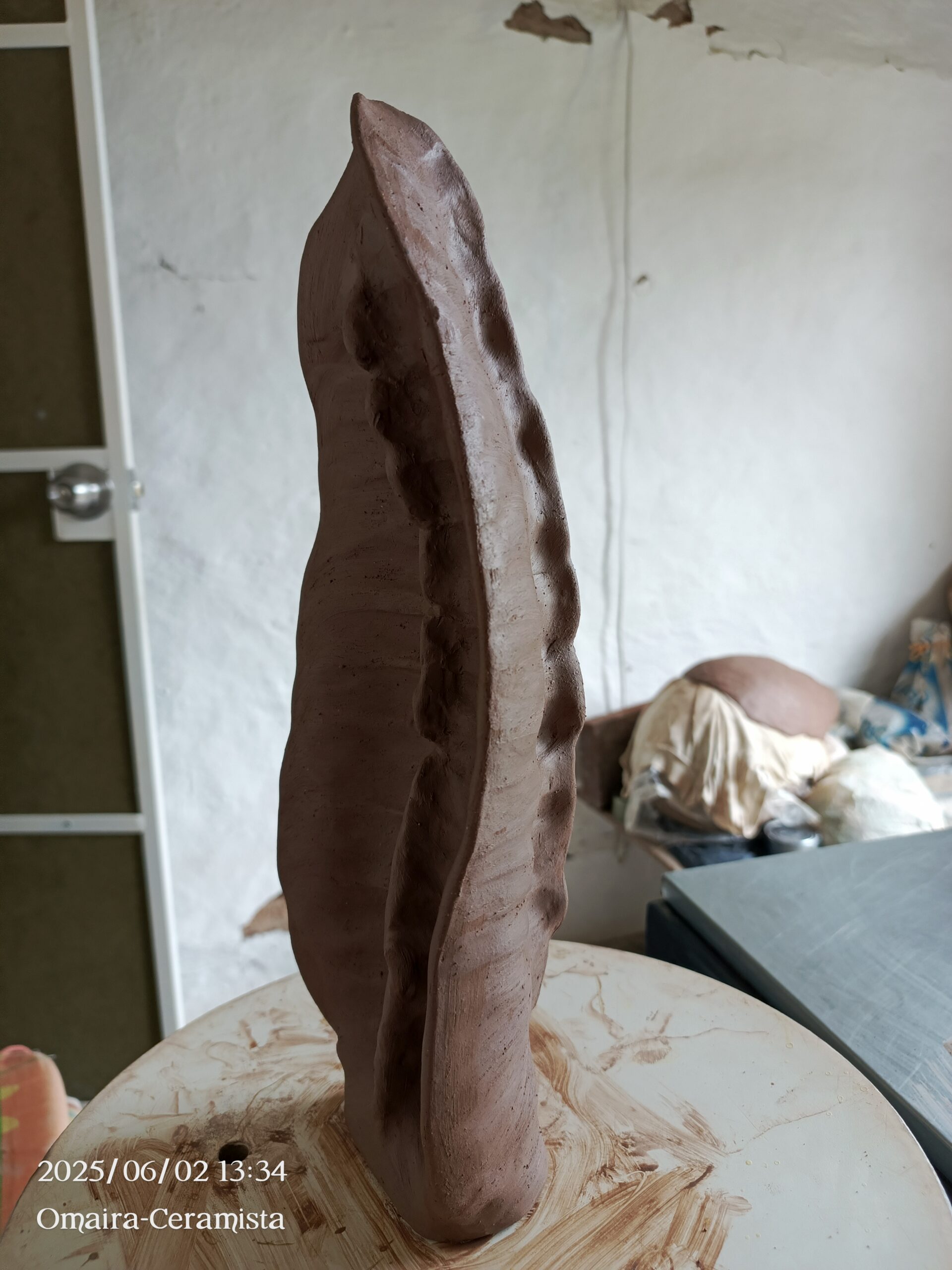 Lee más sobre el artículo Tallando una obra afinando formas. Modelado a partir de un bloque de arcilla